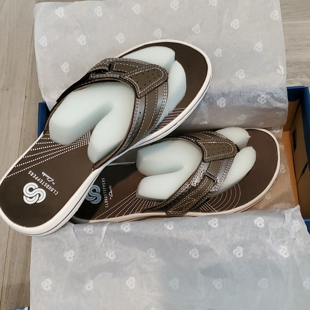 Cloud Stepper Sandles. Size 5 New in box.
